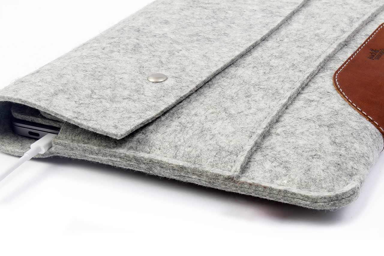 MacBook Hülle HAMPSHIRE aus Wollfilz und Leder Farbe: Grau-Hellbraun Pack & Smooch