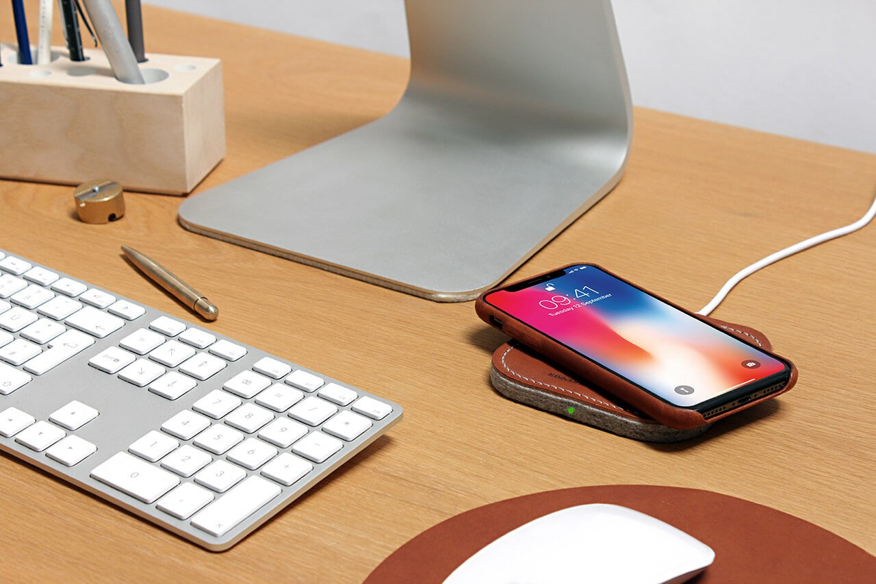 Wireless Charger TAURUS für iPhone Farbe: Dunkelbraun Pack & Smooch