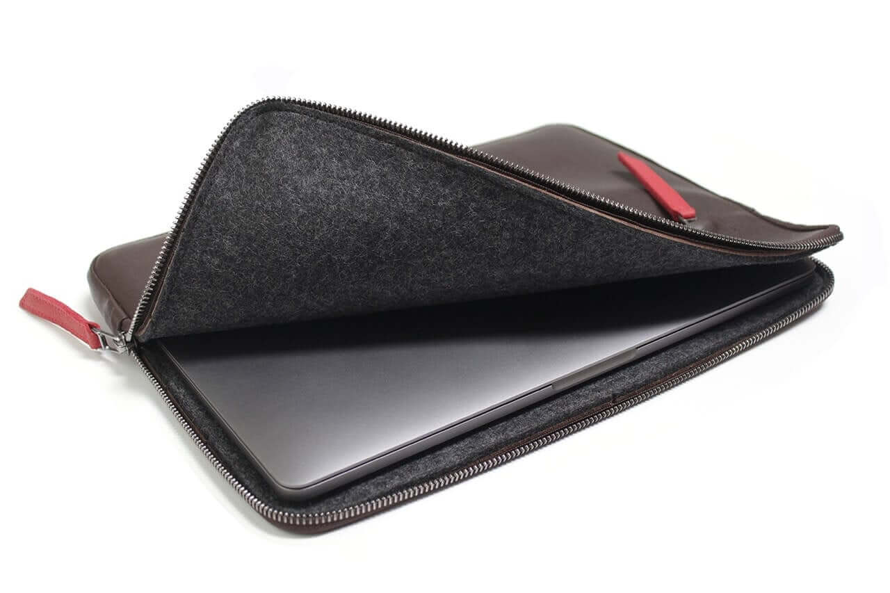 Microsoft Surface Pro Hülle ANGUS aus Leder, braun, für Surface Pro 11-6, Schutzhülle mit YKK-Reißverschluss und Vordertasche.