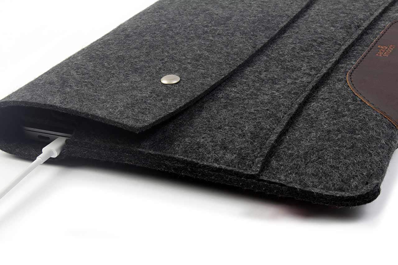 MacBook Hülle HAMPSHIRE aus Wollfilz und Leder Farbe: Dunkelgrau-Dunkelbraun Pack & Smooch