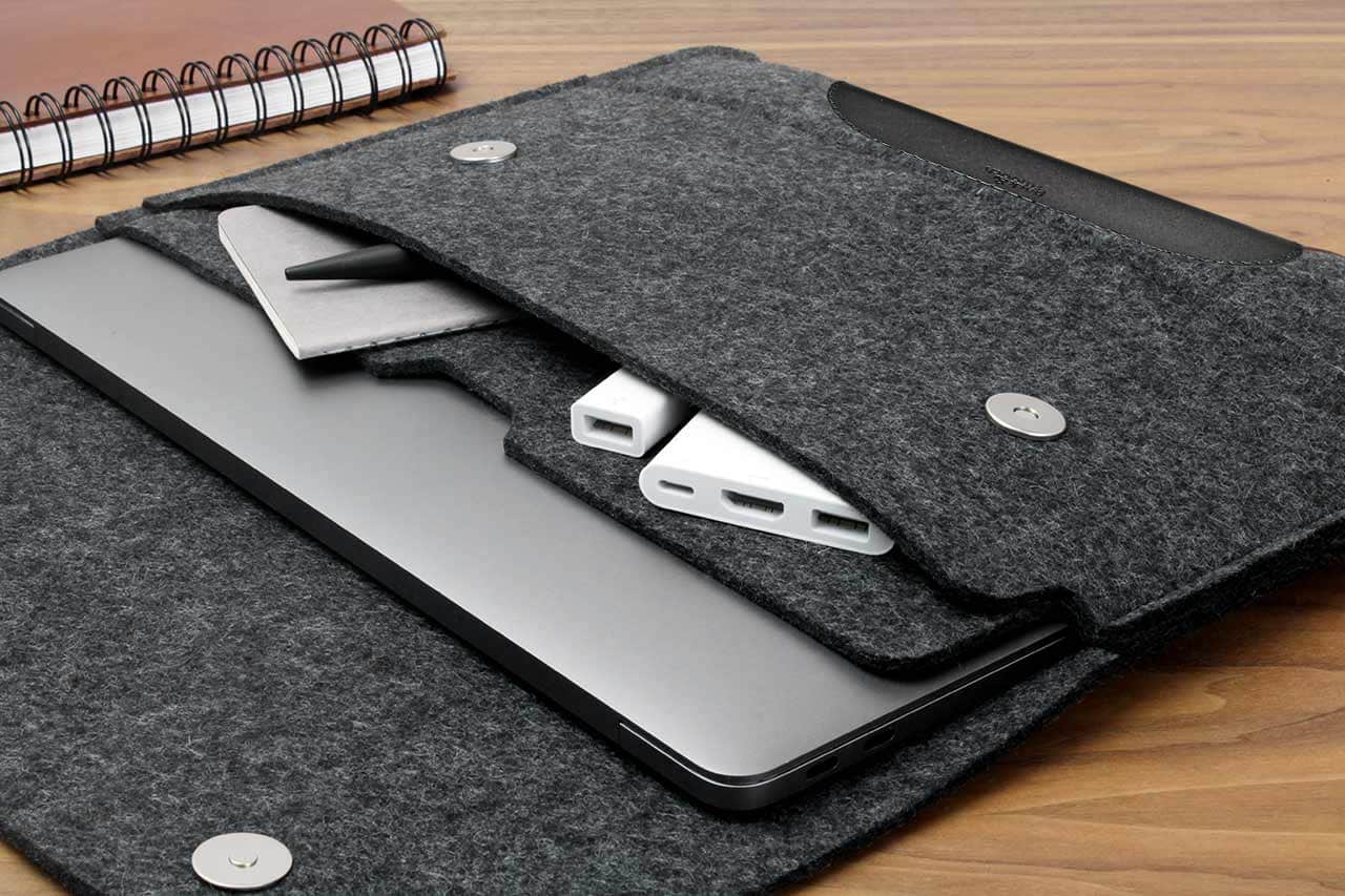 MacBook Hülle HAMPSHIRE aus Wollfilz und Leder Farbe: Dunkelgrau-Dunkelbraun Pack & Smooch