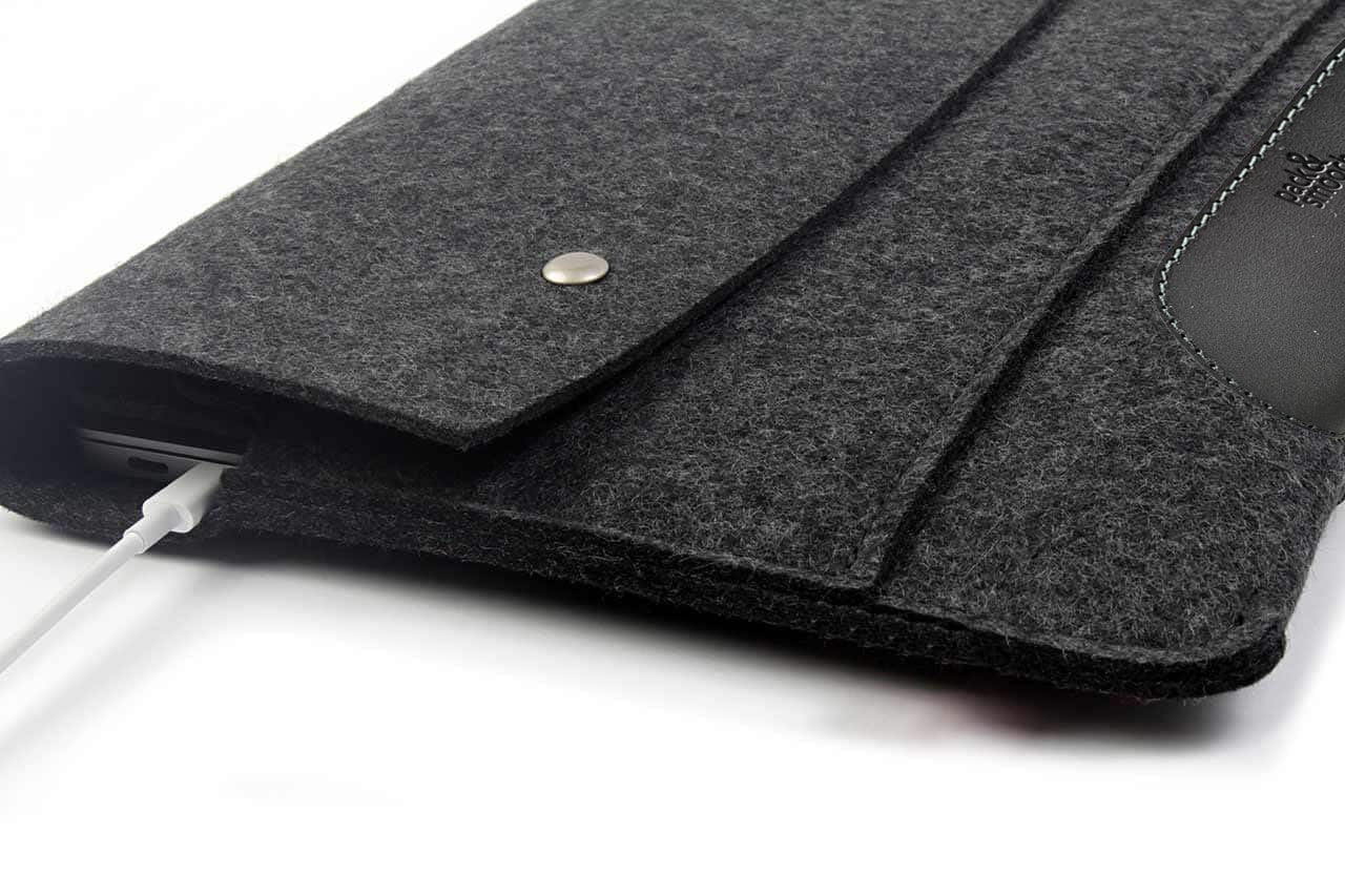 MacBook Hülle HAMPSHIRE aus Wollfilz und Leder Farbe: Dunkelgrau-Schwarz Pack & Smooch