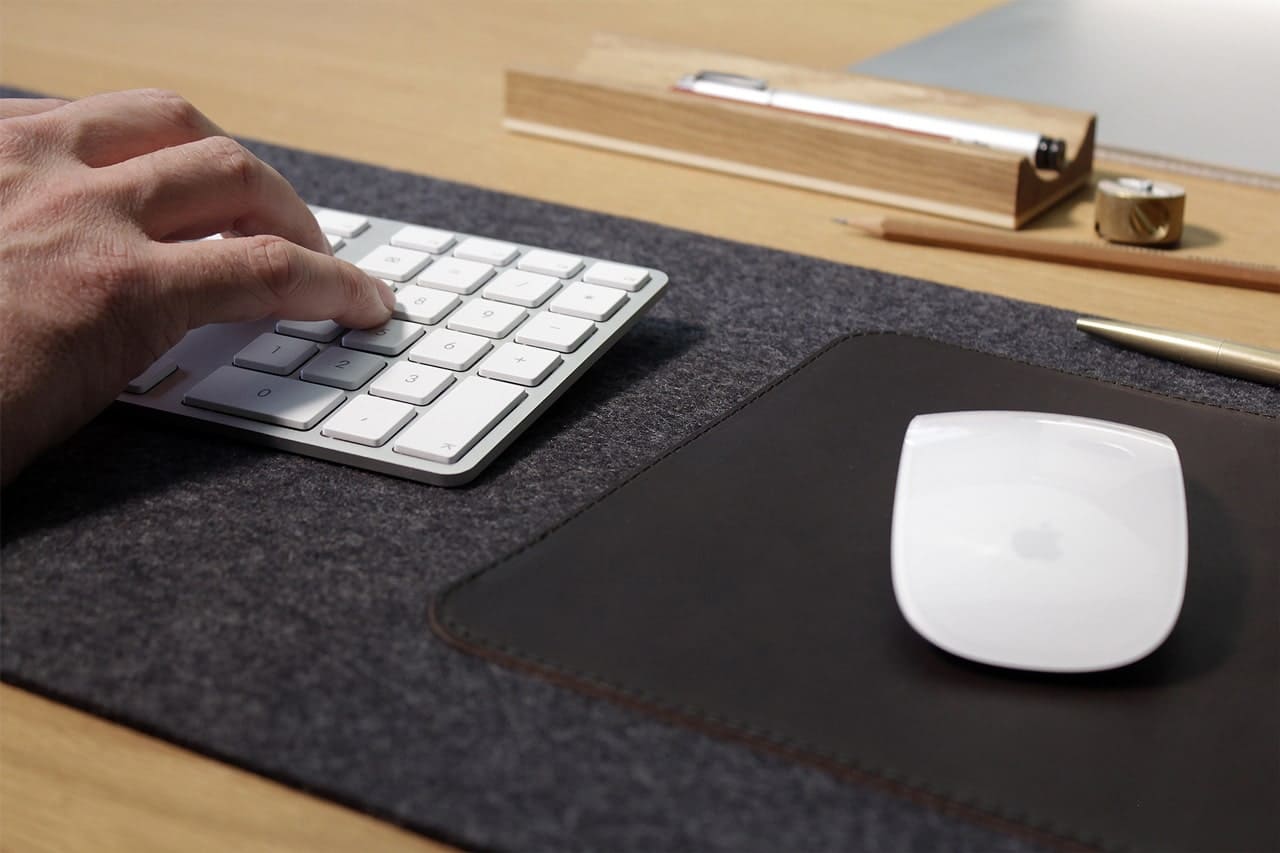 Schreibtischunterlage MOIRA aus Leder und Wollfilz Farbe: Dunkelgrau-Dunkelbraun Pack & Smooch