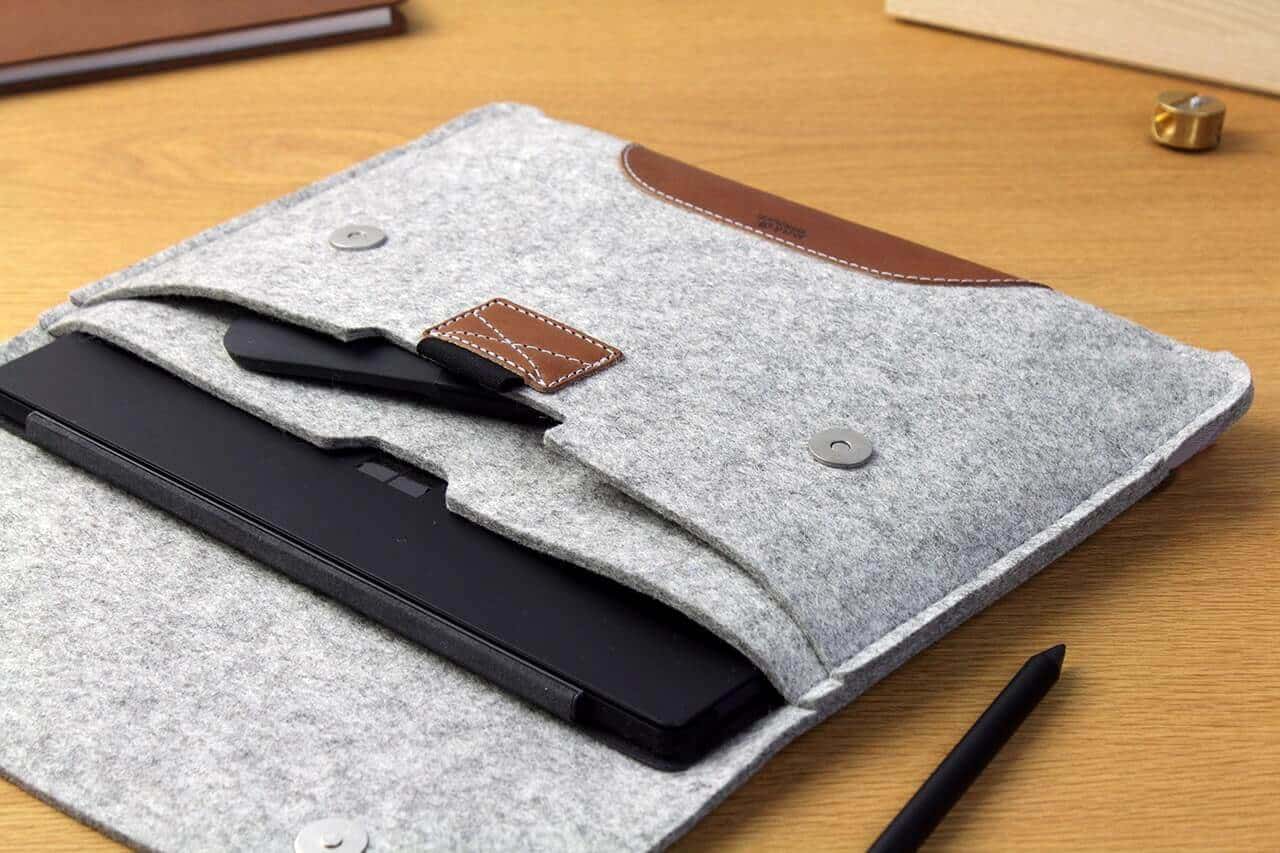 Microsoft Surface Pro Hülle HAMPSHIRE aus Wollfilz in hellgrau mit italienischer Leder-Applikation und Magnetverschluss.
