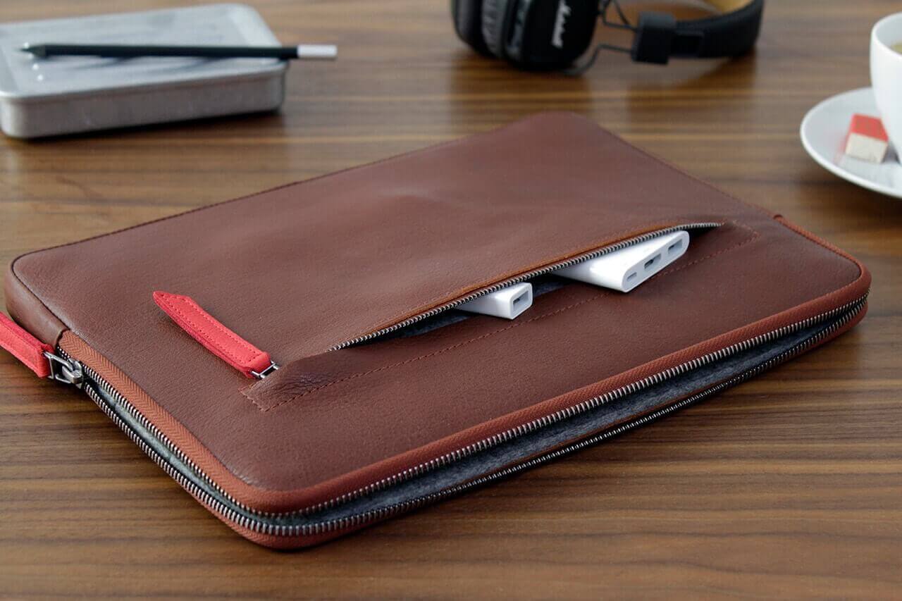 Microsoft Surface Pro Hülle ANGUS aus Leder in dunkelbraun mit praktischer Vordertasche für Zubehör