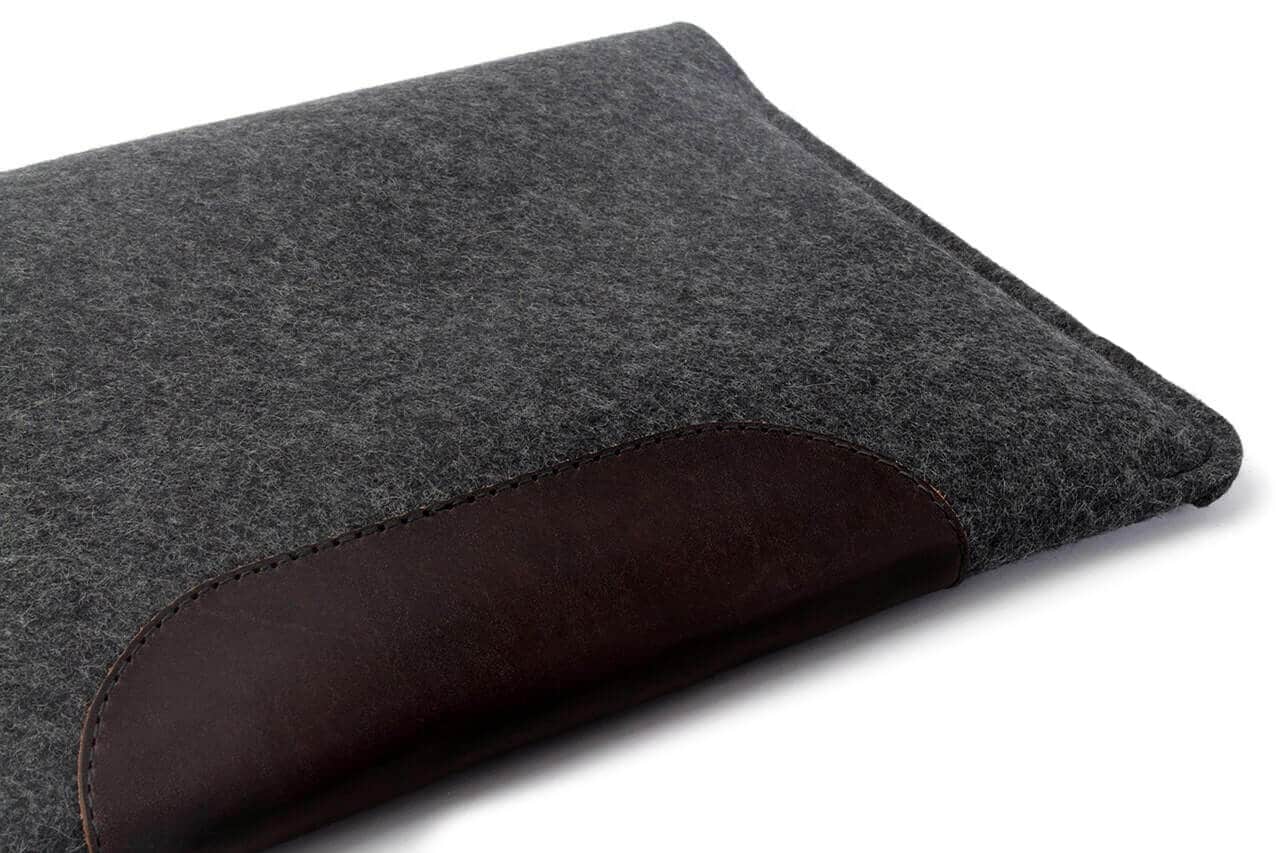Microsoft Surface Pro Hülle HAMPSHIRE aus Wollfilz in dunkelgrau mit italienischer Leder-Applikation und Magnetverschluss