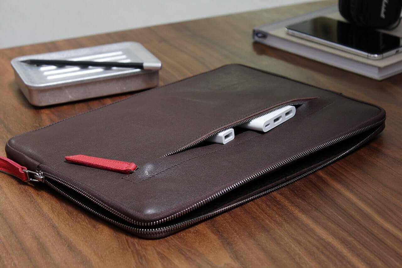 Microsoft Surface Pro Hülle ANGUS aus Leder in dunkelbraun, mit praktischer Vordertasche für Zubehör.