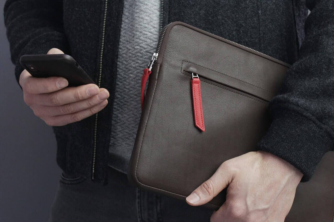Microsoft Surface Pro Hülle ANGUS aus Leder in dunkelbraun mit rotem Reißverschluss und Vordertasche