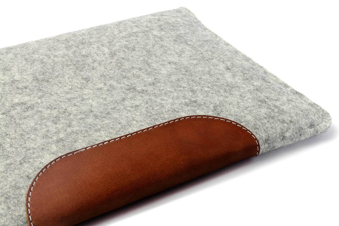 Microsoft Surface Pro Hülle HAMPSHIRE aus Wollfilz in hellgrau mit italienischer Leder-Applikation und Magnetverschluss