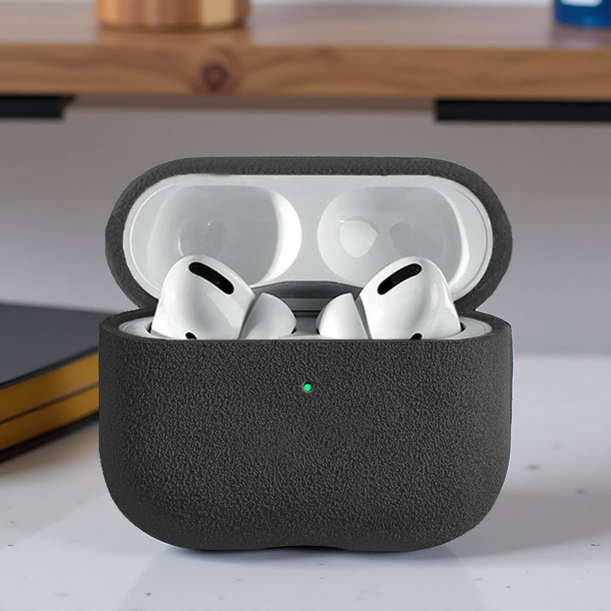 AirPods 4 Case OTLEY aus Leder in grau, aus Alcantara, mit sicherem Aufklapp-Mechanismus.