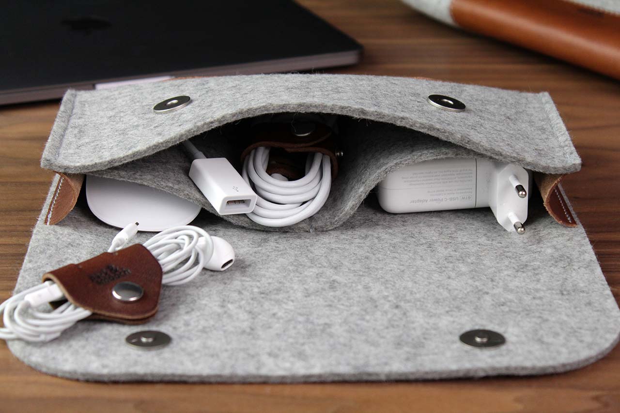 Kabeltasche CORRIEDALE XS aus Wollfilz und Leder Farbe: Dunkelgrau - Dunkelbraun Pack & Smooch