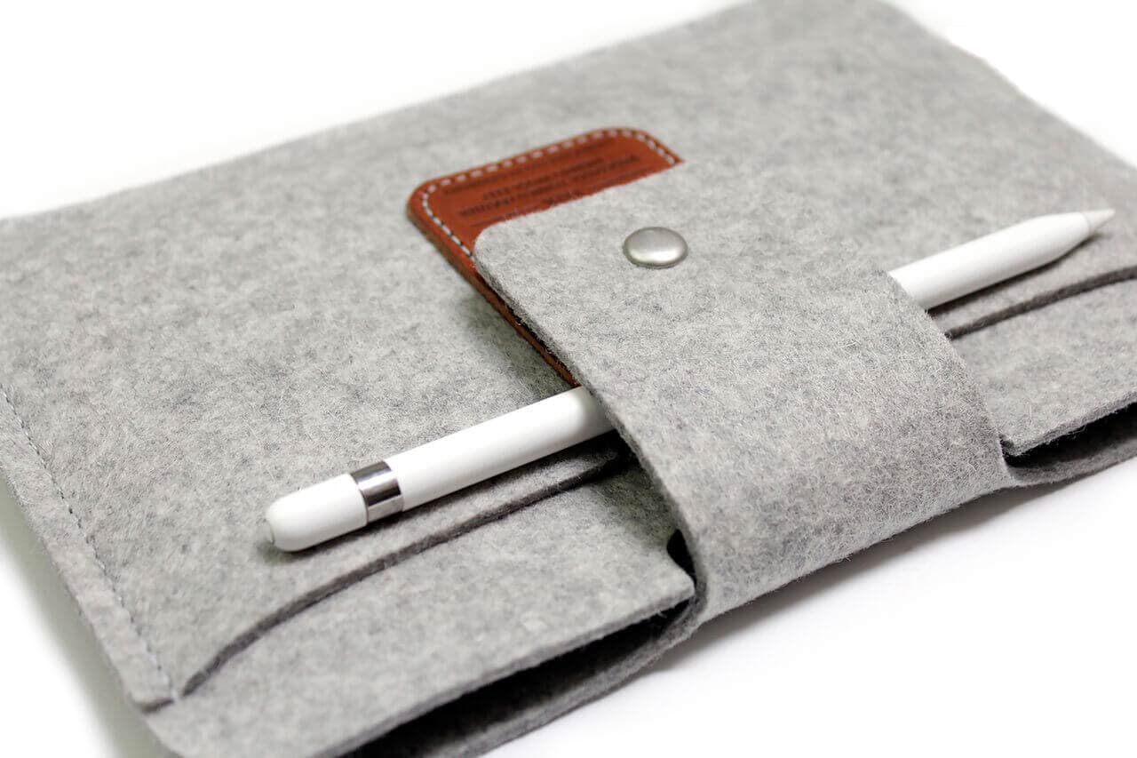 iPad mini Hülle LLEYN aus Wollfilz Farbe: Hellgrau-Hellbraun Pack & Smooch