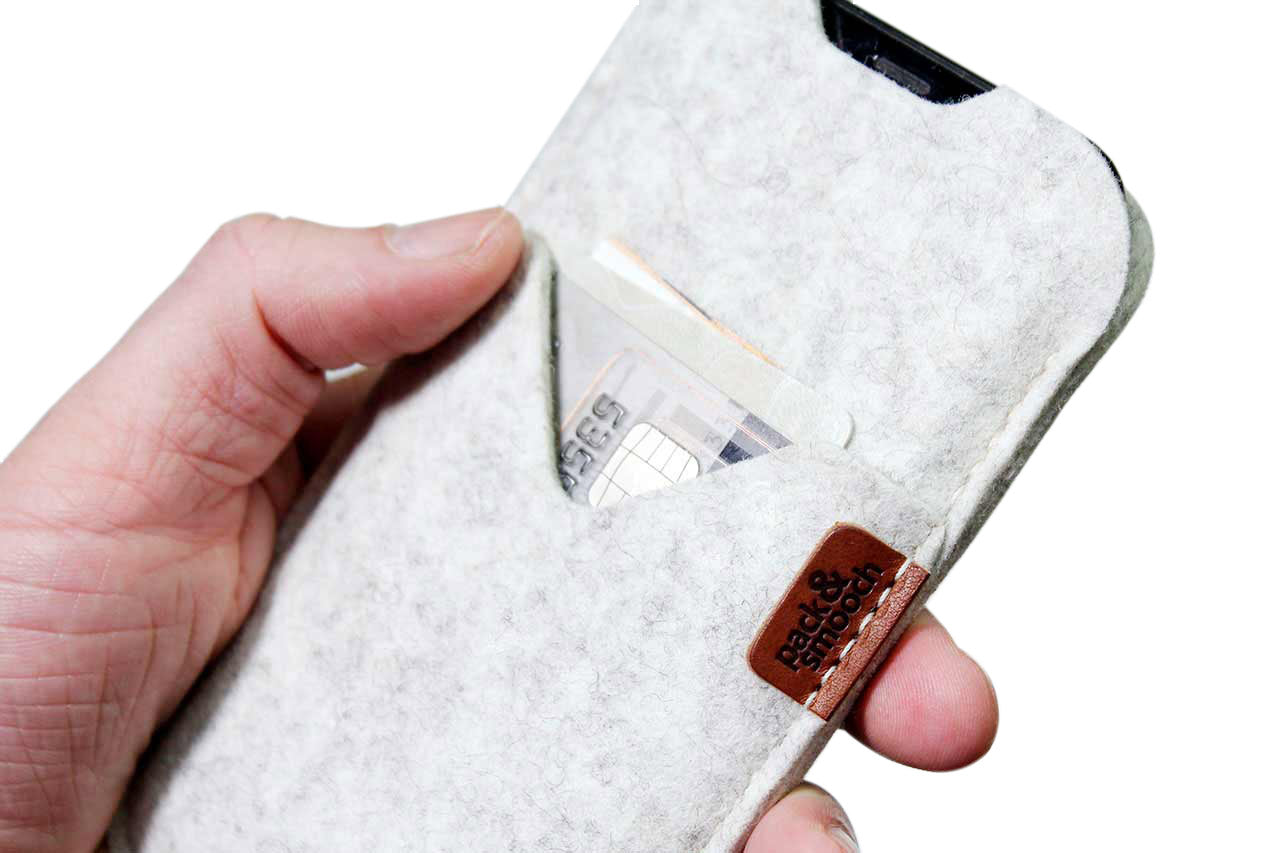 iPhone Hülle SHETLAND aus Wollfilz Farbe: Dunkelgrau Größe: iPhone 17 Pro / 17 Pack & Smooch