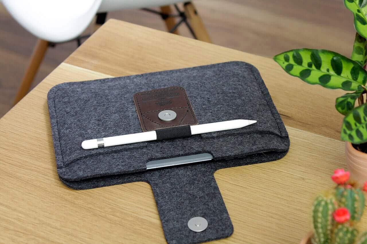 iPad mini Hülle LLEYN aus Wollfilz Farbe: Dunkelgrau-Dunkelbraun Pack & Smooch