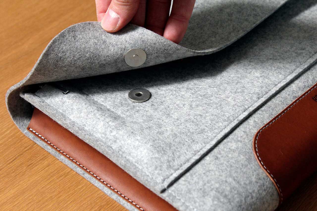 MacBook / Laptop / iPad Tasche CORRIEDALE aus Wollfilz und Leder Farbe: Hellgrau-Hellbraun Wähle deine Größe: S (Bis 11") Pack & Smooch