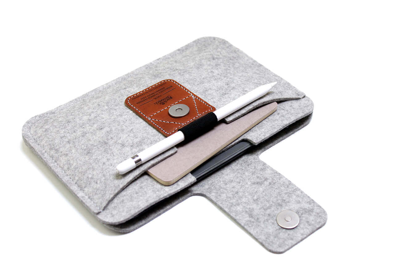 iPad mini Hülle LLEYN aus Wollfilz Farbe: Hellgrau-Hellbraun Pack & Smooch