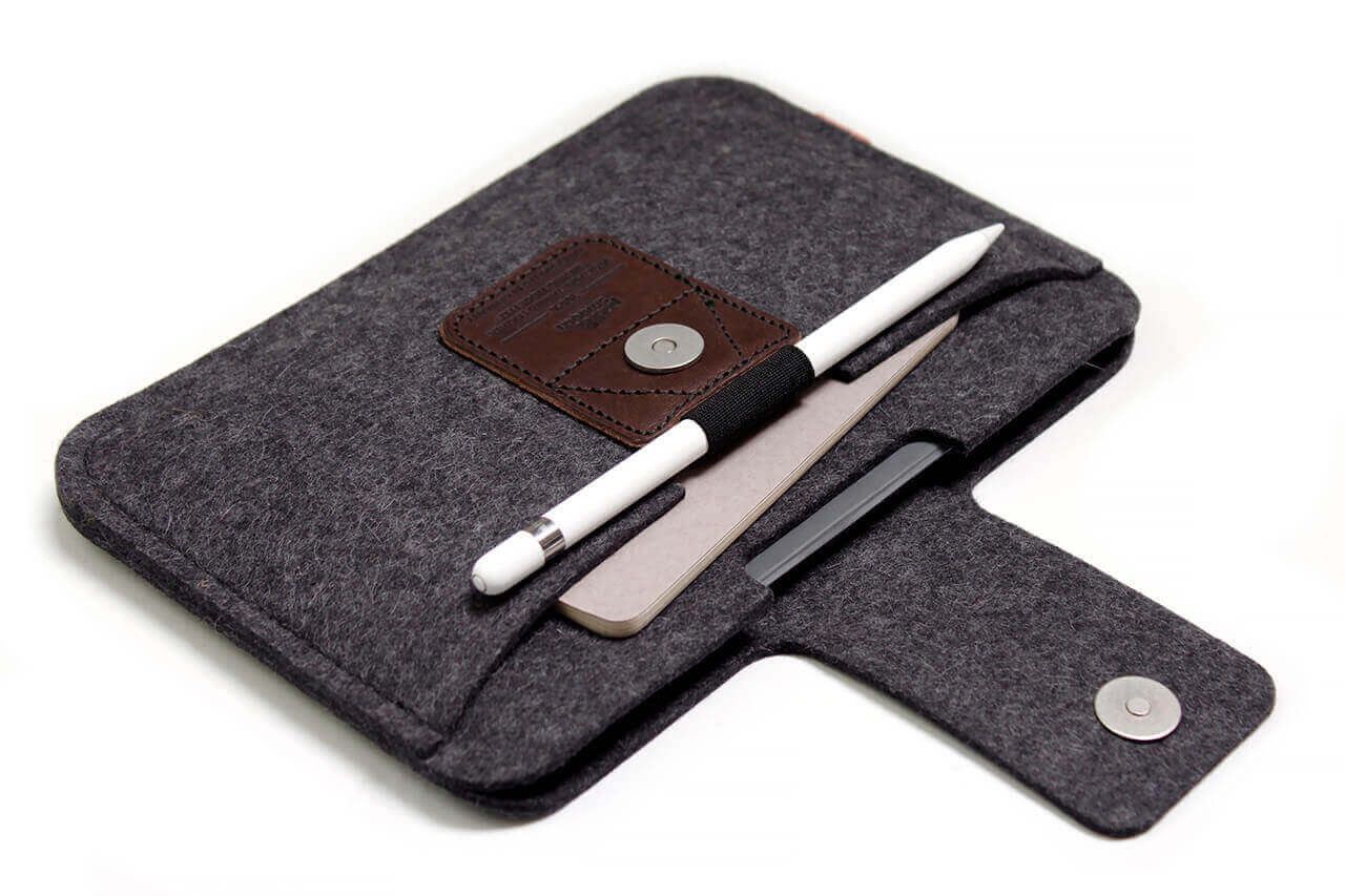 iPad mini Hülle LLEYN aus Wollfilz Farbe: Dunkelgrau-Dunkelbraun Pack & Smooch