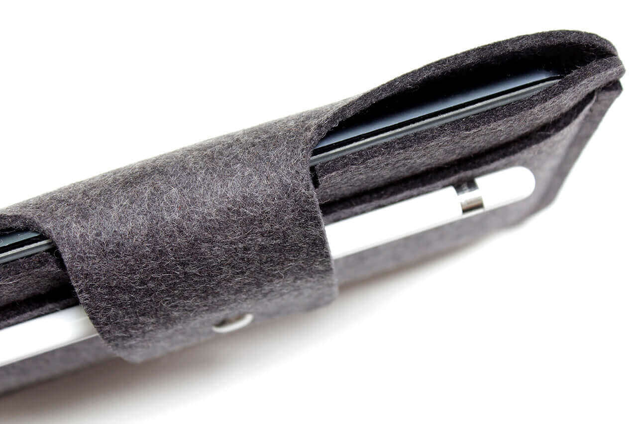 iPad mini Hülle LLEYN aus Wollfilz Farbe: Dunkelgrau-Dunkelbraun Pack & Smooch