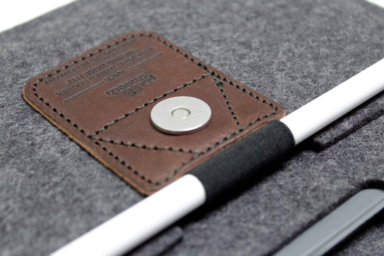 iPad mini Hülle LLEYN aus Wollfilz Farbe: Dunkelgrau-Dunkelbraun Pack & Smooch