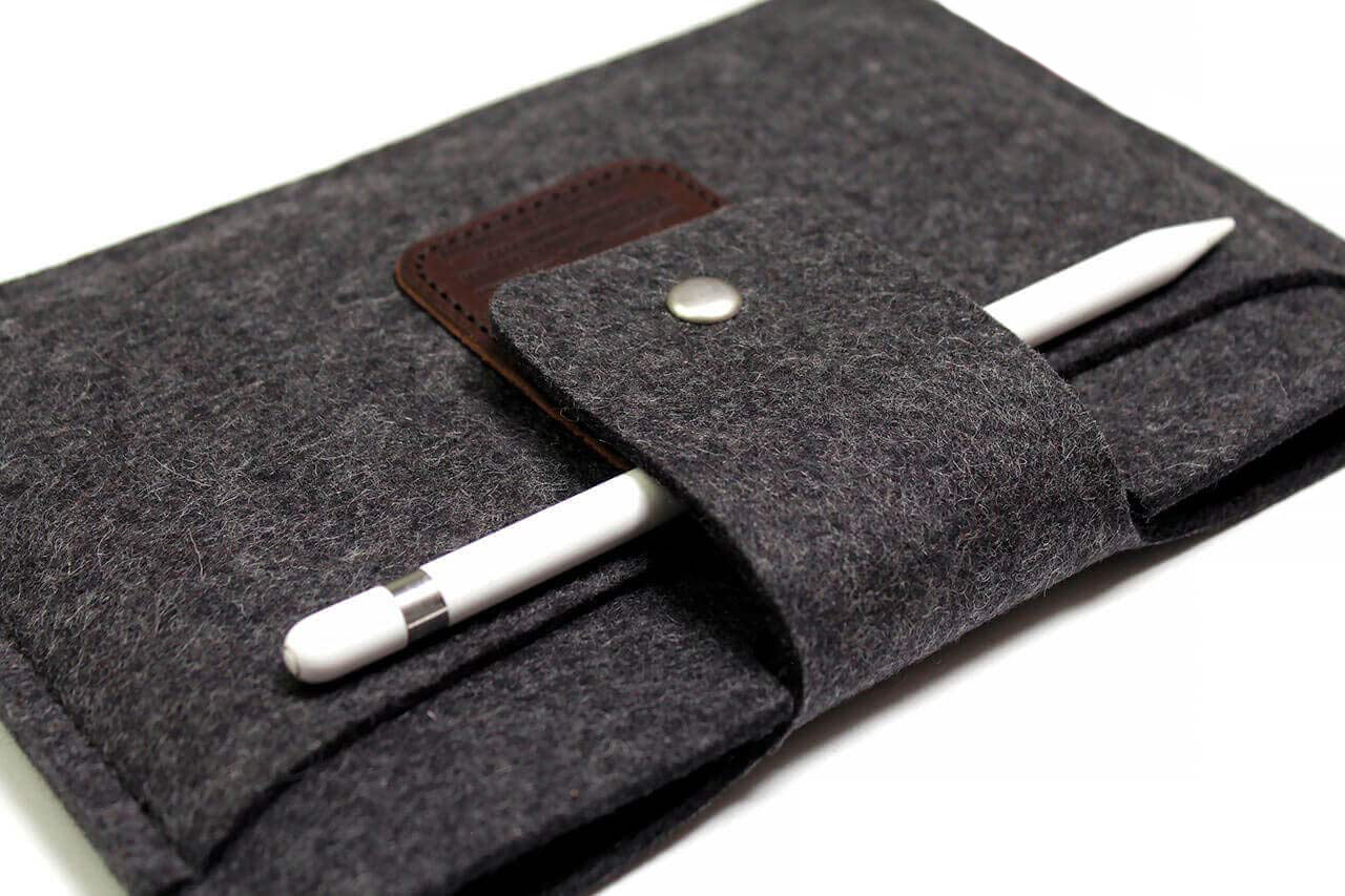 iPad mini Hülle LLEYN aus Wollfilz Farbe: Dunkelgrau-Dunkelbraun Pack & Smooch