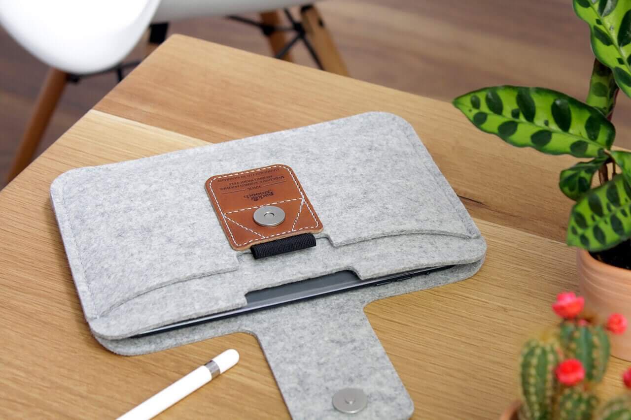 iPad mini Hülle LLEYN aus Wollfilz Farbe: Hellgrau-Hellbraun Pack & Smooch