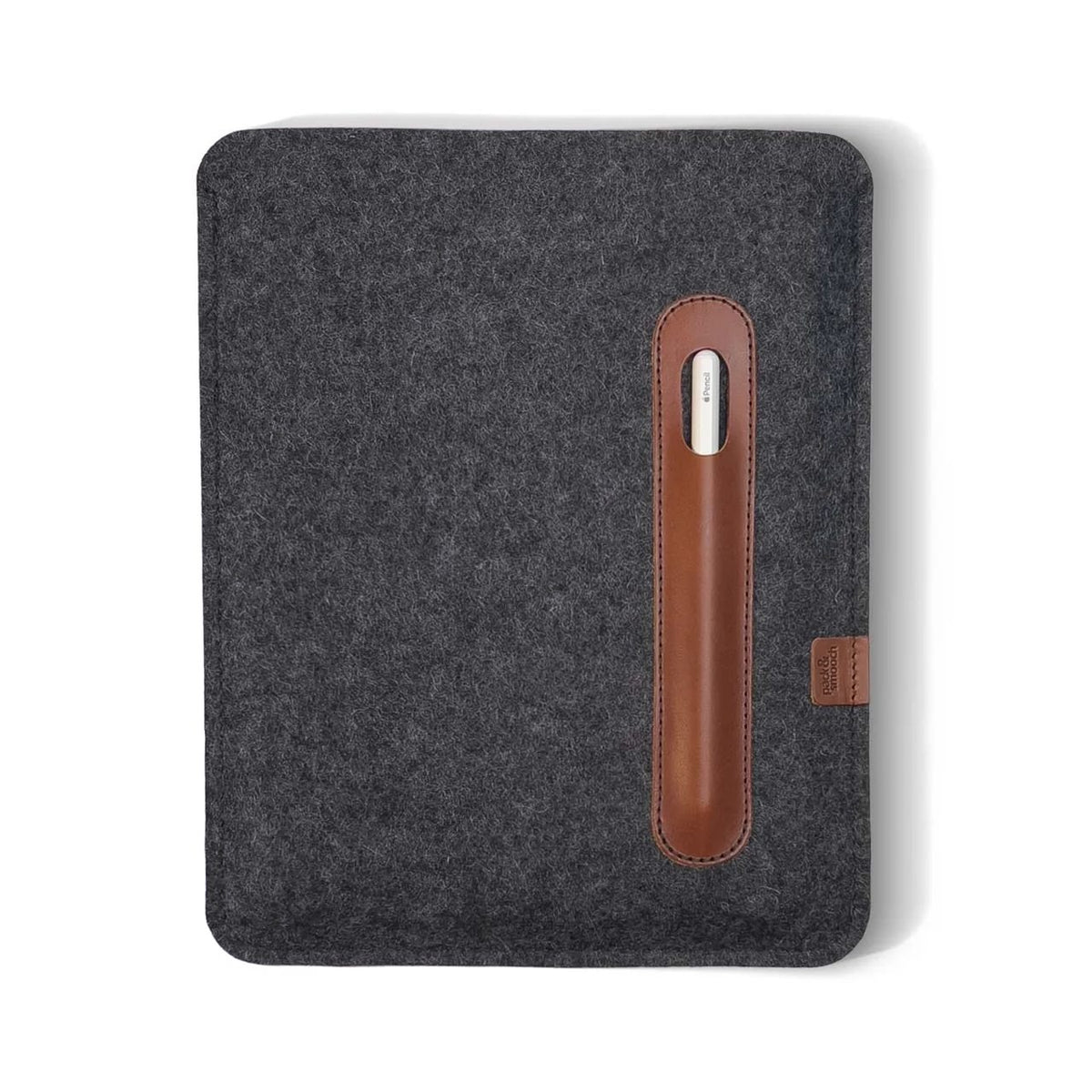IPad sleeve in dark grey merino wool felt with an external leather holder for the Apple Pencil, model SUFFOLK