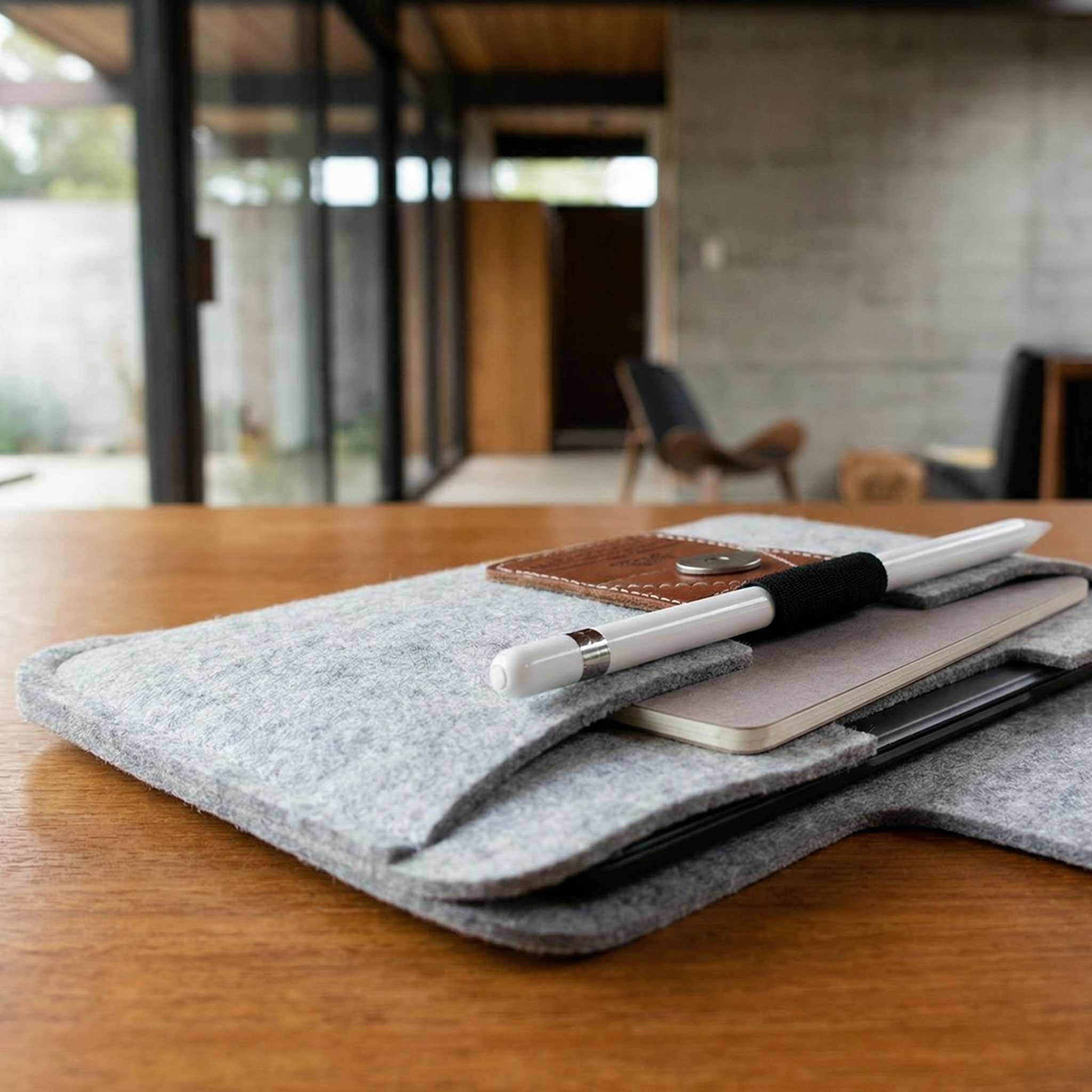 iPad mini Hülle LLEYN aus Wollfilz Farbe: Hellgrau-Hellbraun Pack & Smooch