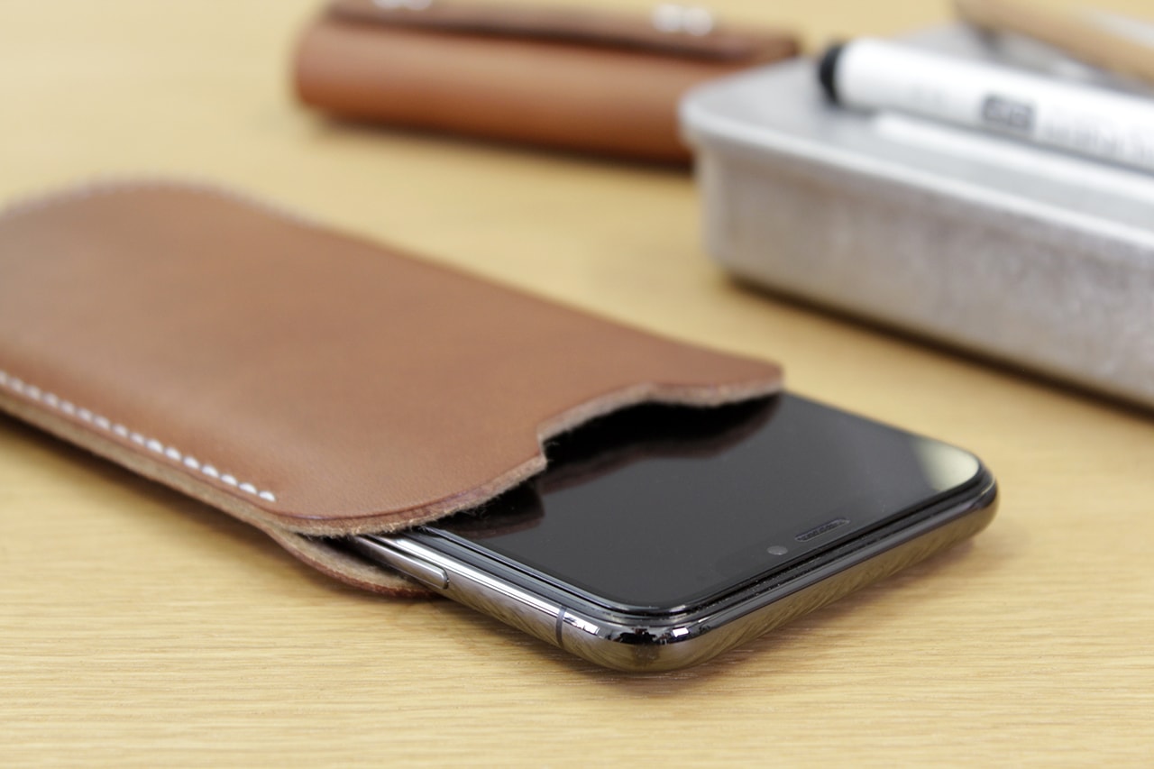 iPhone Hülle KINGSTON aus Leder Farbe: Hellgrau-Hellbraun Größe: iPhone 17/16e/16/Pro + ältere bis 12 Pack & Smooch