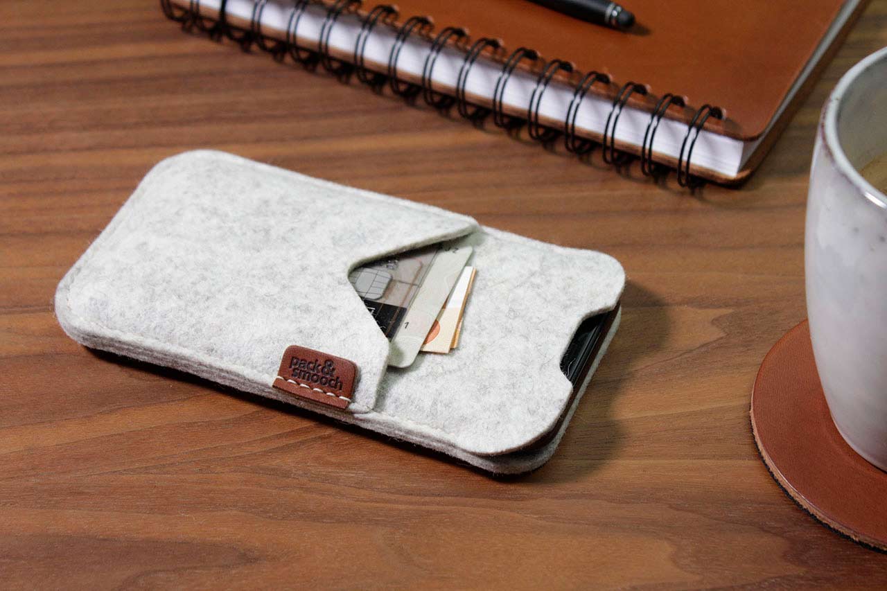 iPhone Hülle SHETLAND aus Wollfilz Farbe: Dunkelgrau Größe: iPhone 17 Pro / 17 Pack & Smooch