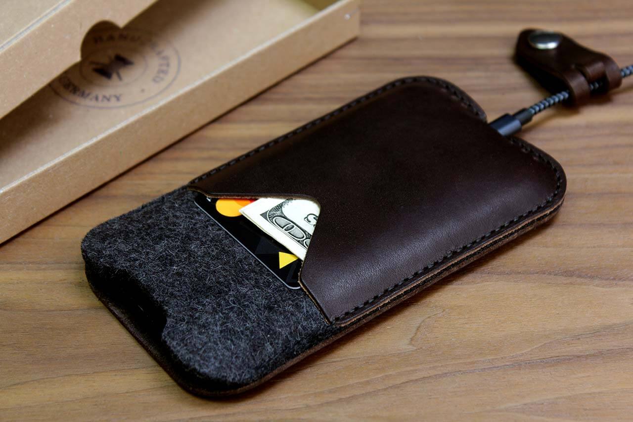 iPhone Hülle KIRKBY aus Leder und Wollfilz Farbe: Dunkelgrau-Dunkelbraun Größe: iPhone 17/16e/16/Pro + ältere ab 12 Pack & Smooch