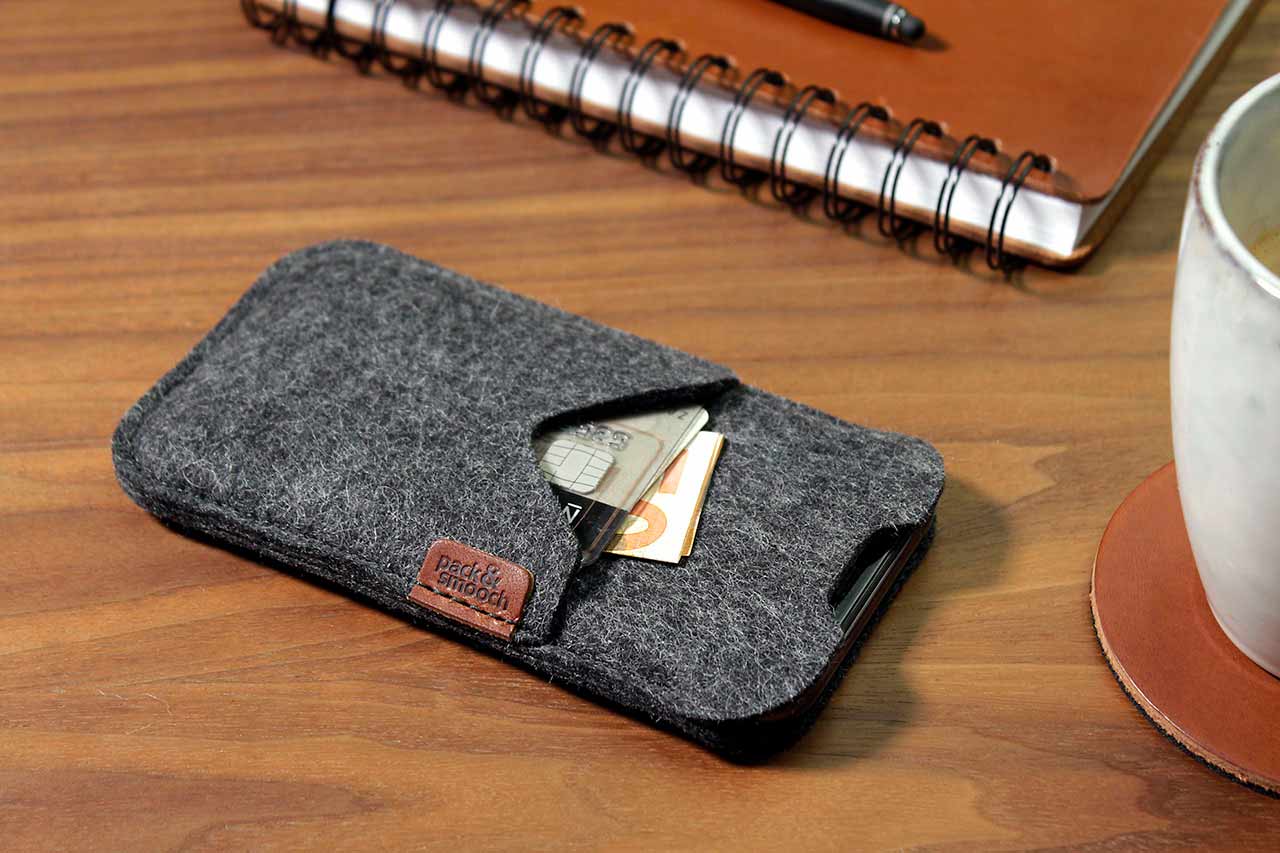 iPhone Hülle SHETLAND aus Wollfilz Farbe: Dunkelgrau Größe: iPhone 17 Pro / 17 Pack & Smooch