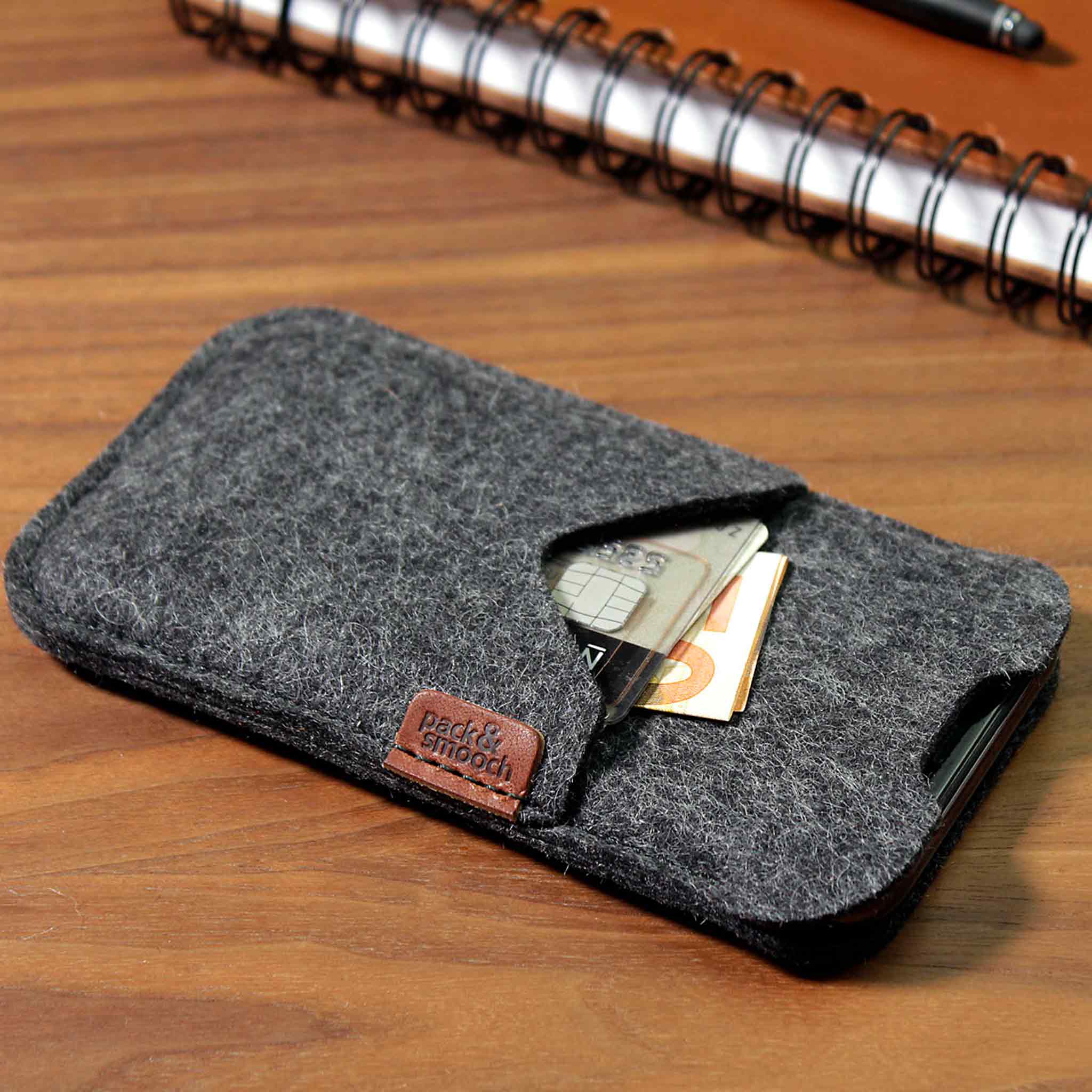 iPhone Hülle SHETLAND aus Wollfilz, grau, für iPhone 17, eng geschnitten, mit Fronttasche für Geldscheine.