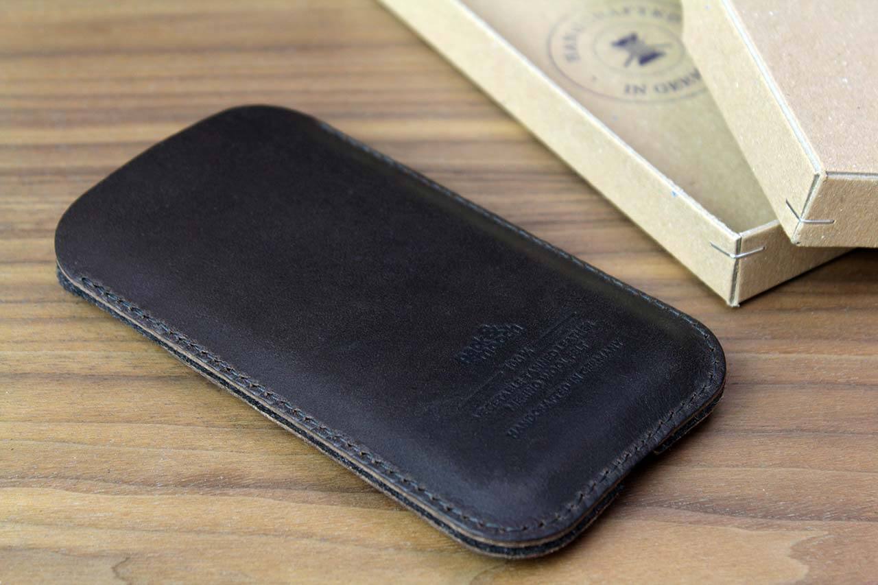 iPhone Hülle KIRKBY aus Leder und Wollfilz Farbe: Dunkelgrau-Dunkelbraun Größe: iPhone 17/16e/16/Pro + ältere ab 12 Pack & Smooch