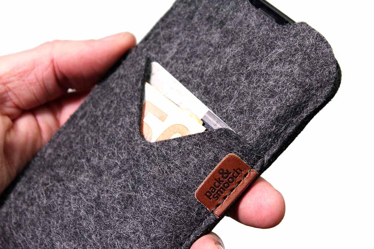 iPhone Hülle SHETLAND aus Wollfilz Farbe: Dunkelgrau Größe: iPhone 17 Pro / 17 Pack & Smooch