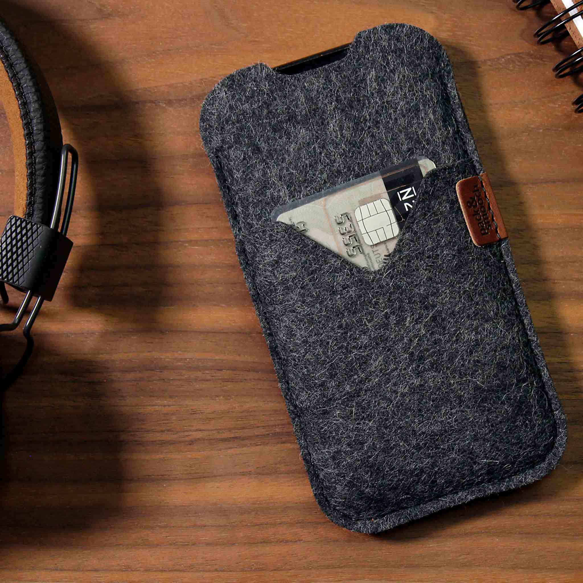 iPhone Hülle SHETLAND aus Wollfilz in schwarz für iPhone 17, mit Fronttasche für Geldscheine.