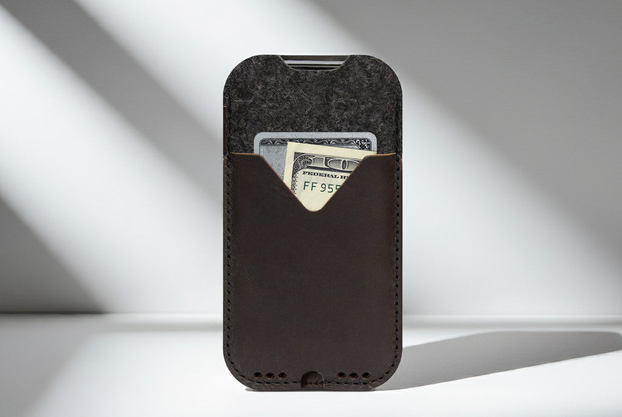 iPhone Hülle KIRKBY aus Leder und Wollfilz Farbe: Dunkelgrau-Dunkelbraun Größe: iPhone 17/16e/16/Pro + ältere ab 12 Pack & Smooch