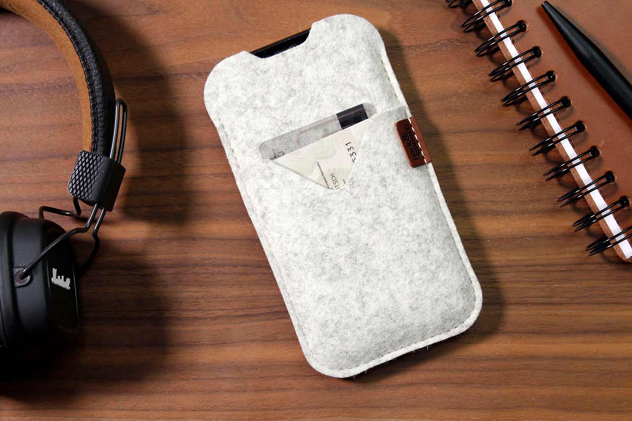 iPhone Hülle SHETLAND aus Wollfilz Farbe: Dunkelgrau Größe: iPhone 17 Pro / 17 Pack & Smooch