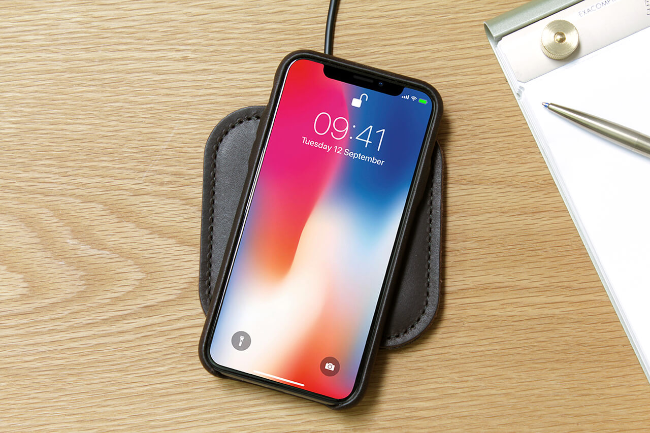 Wireless Charger TAURUS für iPhone Farbe: Dunkelbraun Pack & Smooch