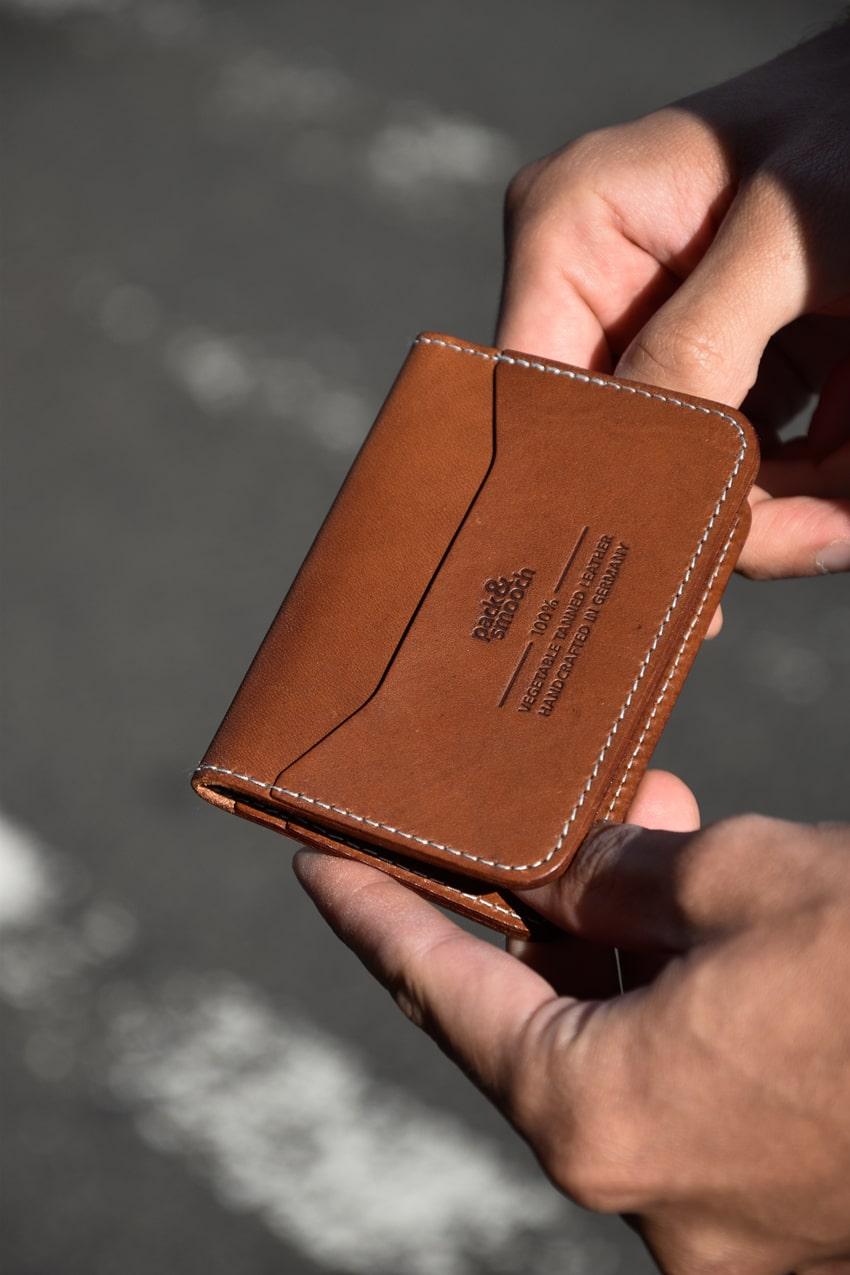HERFORD Miniwallet – Kartenetui aus Premium-Leder in Caramel, handgefertigt in Deutschland, schlankes Design.