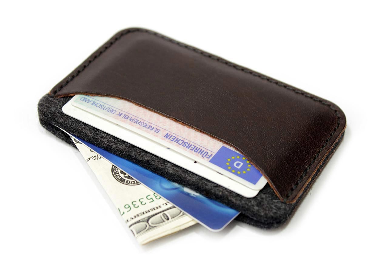 Kartenetui KESWICK aus Leder und Wollfilz Farbe: Grau-Hellbraun Pack & Smooch