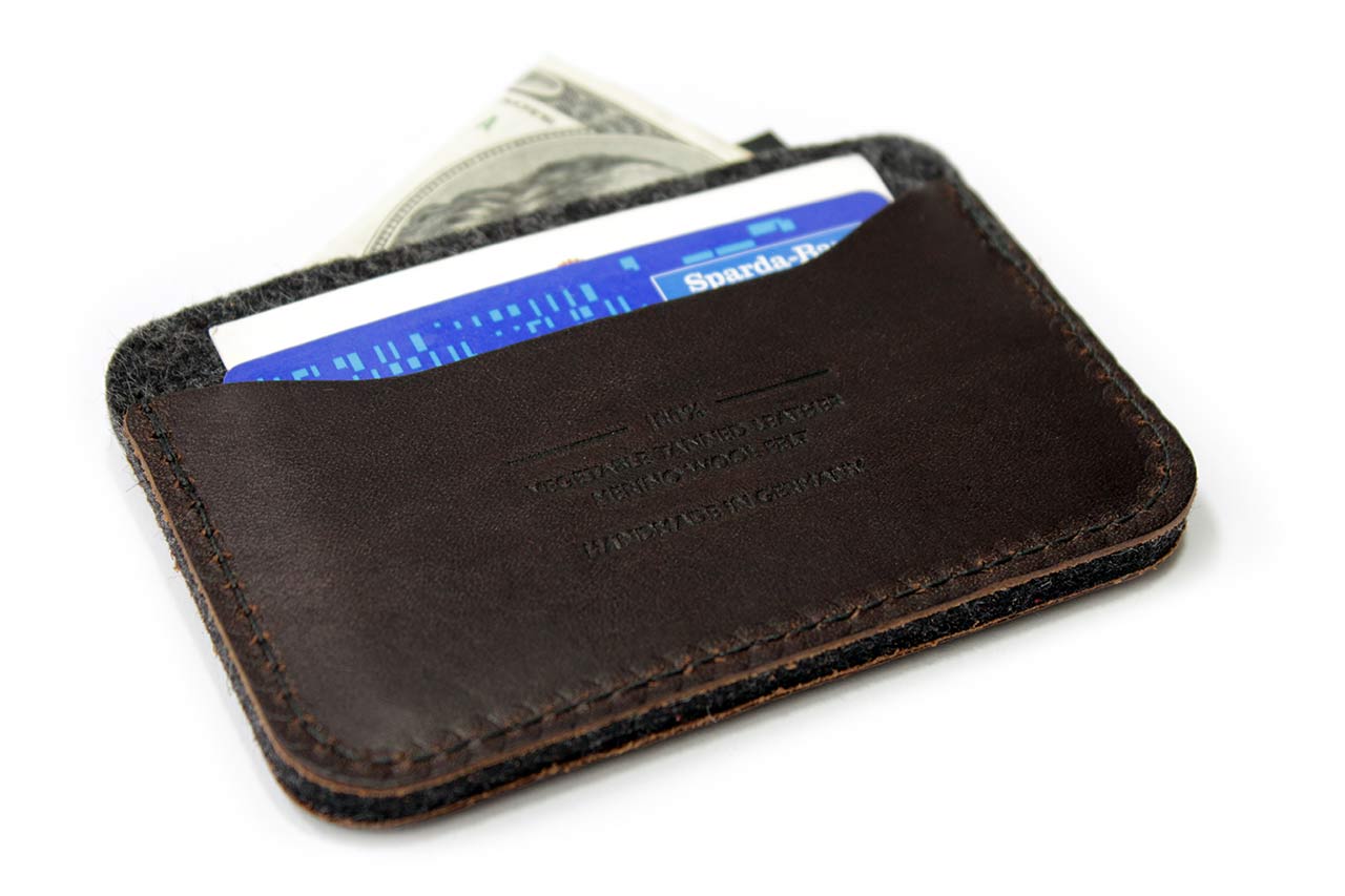 Kartenetui KESWICK aus Leder und Wollfilz Farbe: Dunkelgrau-Dunkelbraun Pack & Smooch