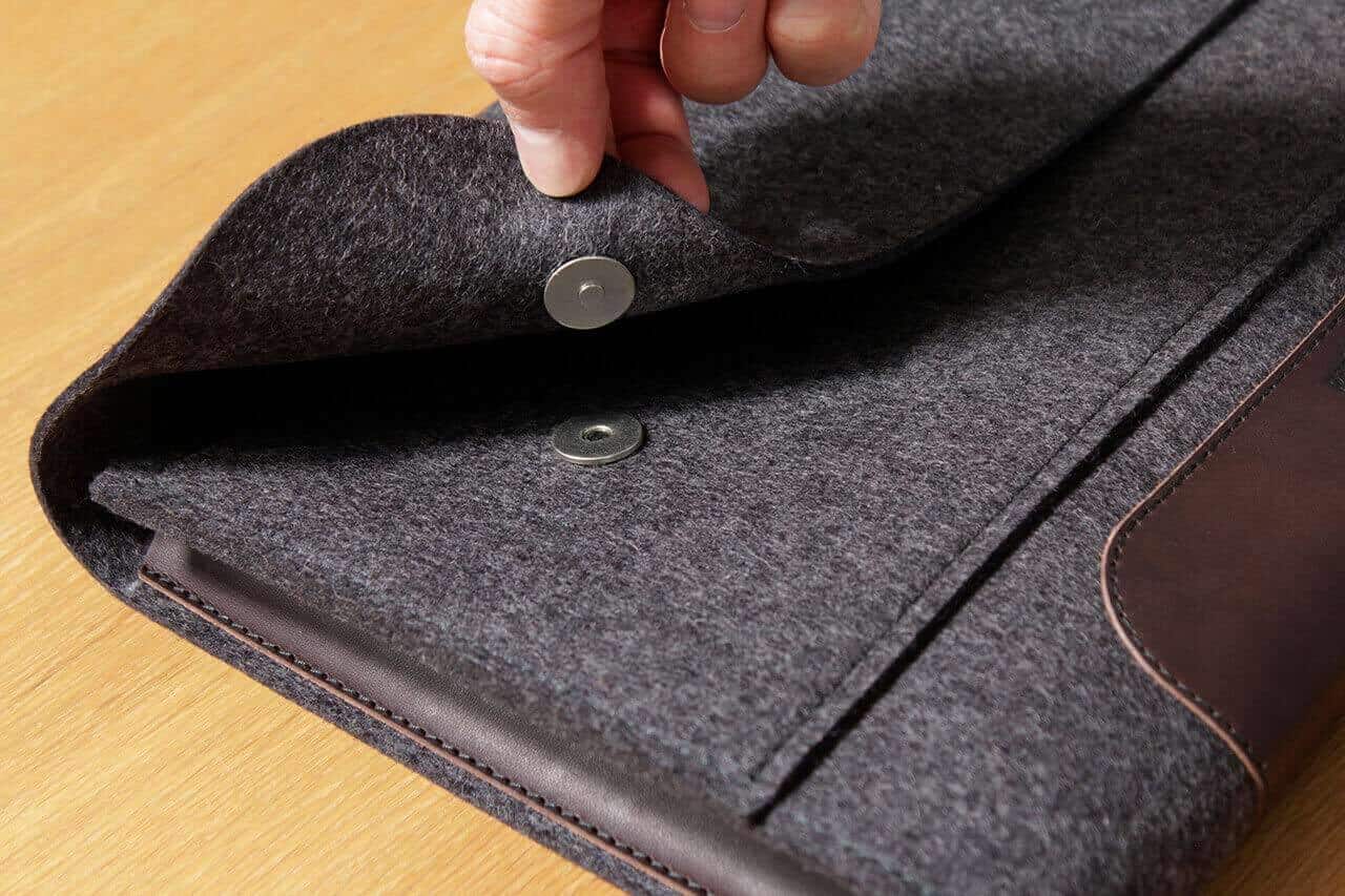 MacBook / Laptop / iPad Tasche CORRIEDALE aus Wollfilz und Leder Farbe: Dunkelgrau-Dunkelbraun Wähle deine Größe: S-L (11Zoll-16Zoll) Pack & Smooch