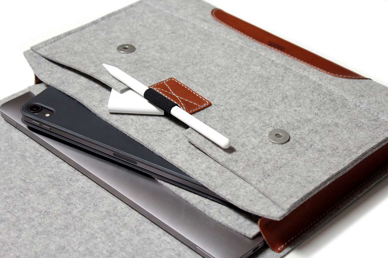 MacBook / Laptop / iPad Tasche CORRIEDALE aus Wollfilz und Leder Farbe: Hellgrau-Hellbraun Wähle deine Größe: S-L (11Zoll-16Zoll) Pack & Smooch