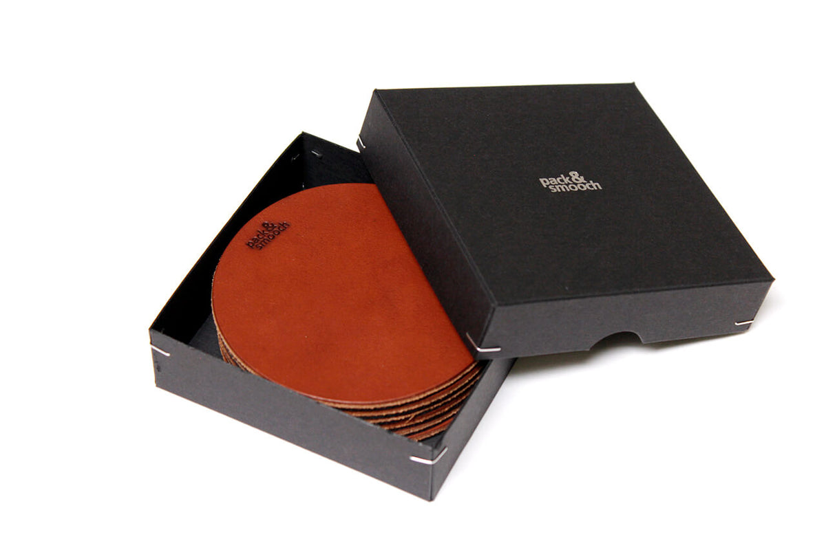 Glasuntersetzer aus Leder in Hellbraun in der schwarzen Geschenkbox, Deckel angehoben, Modell DEXTER