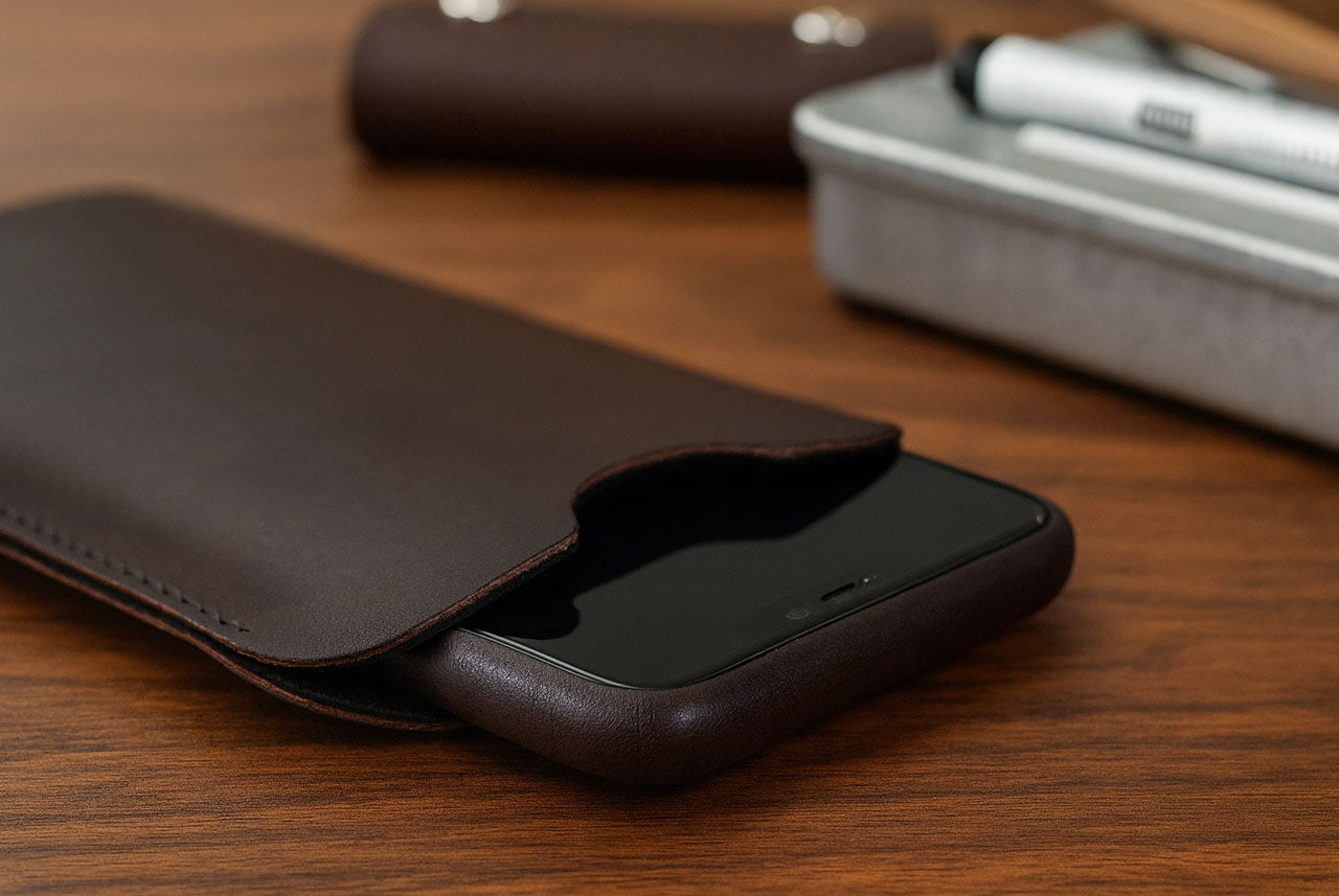 iPhone Hülle KINGSTON aus Leder Farbe: Dunkelgrau-Dunkelbraun Größe: iPhone 17/16e/16/Pro + ältere bis 12 Pack & Smooch