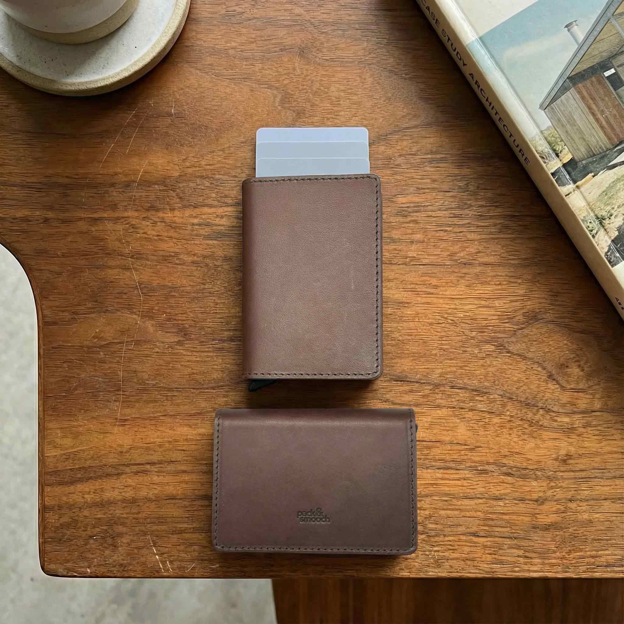 HERFORD Miniwallet – Kartenetui aus Premium-Leder in Schokobraun, schlankes Design mit Aluminium-Kartenslider.