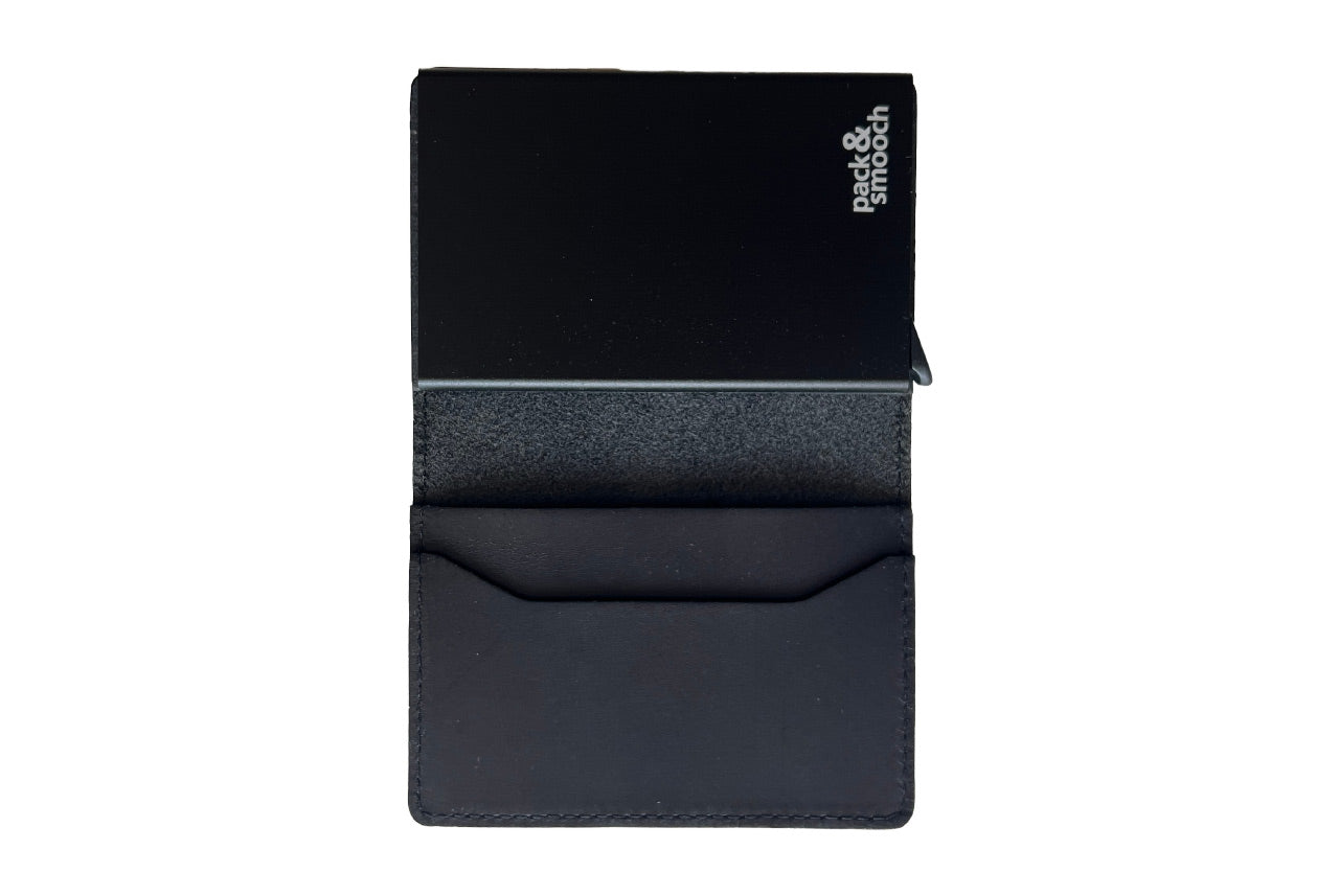 HERFORD Miniwallet – Kartenetui aus Premium-Leder in Schwarz, schlankes Design, Aluminium-Kartenslider, handgefertigt.
