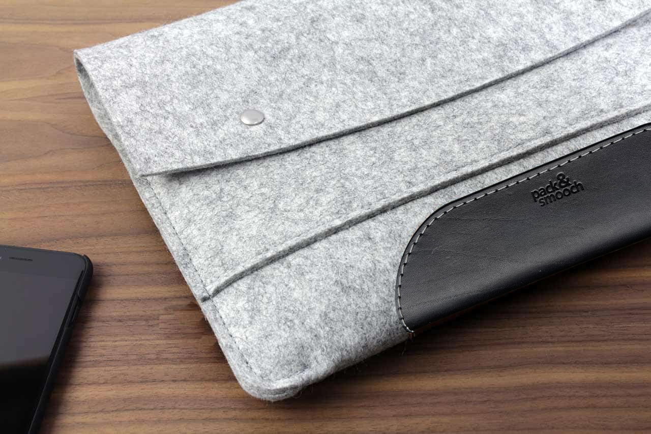 MacBook Hülle HAMPSHIRE aus Wollfilz und Leder Farbe: Grau-Schwarz Pack & Smooch