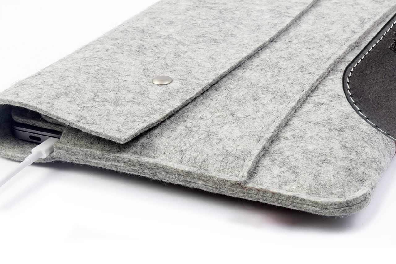 MacBook Hülle HAMPSHIRE aus Wollfilz und Leder Farbe: Grau-Schwarz Pack & Smooch