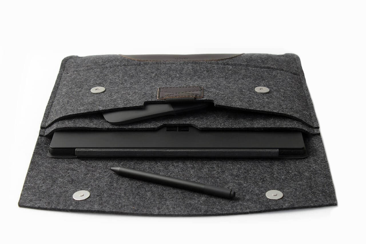 Microsoft Surface Pro Hülle HAMPSHIRE aus Wollfilz in dunkelgrau mit italienischer Leder-Applikation und Magnetverschluss.